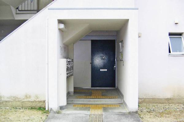 ビレッジハウス小名浜2号棟のエントランス