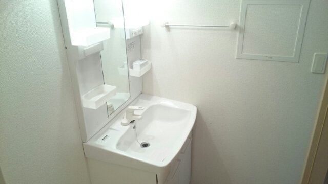 クロッシングⅡＢの洗面所|ゆったりとスペースのある洗面所