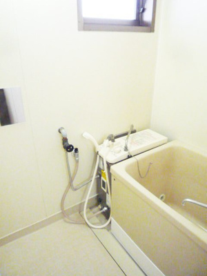 浴室窓付で換気と採光がとれます♪