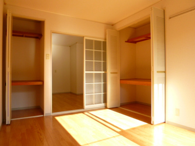 南側洋室６帖　収納２ヵ所付き