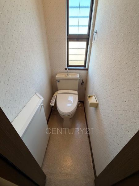 安中市郷原中古住宅のトイレ|１階トレイです。
温水シャワー洗浄機能付きです。