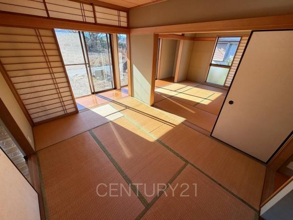 安中市郷原中古住宅の和室|和室は続き間で開放感があります。
引き戸で簡単に仕切れますので状況に合わせた使い方ができます。