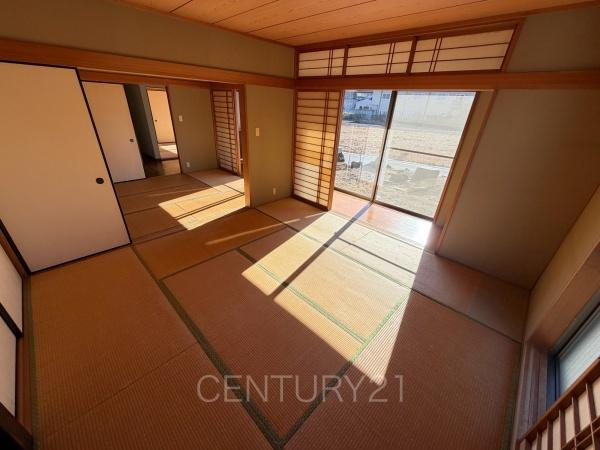 安中市郷原中古住宅の和室|和室は続き間で開放感があります。
引き戸で簡単に仕切れますので状況に合わせた使い方ができます。