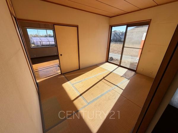 安中市郷原中古住宅の和室|和室はLDKと続き間で開放感があります。
引き戸で簡単に仕切れますので状況に合わせた使い方ができます。