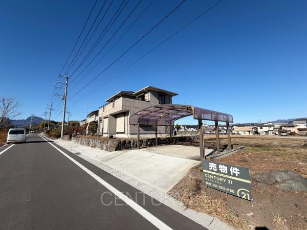 安中市郷原中古住宅の前面道路含む現地写真|並列駐車可能な駐車場スペースです。