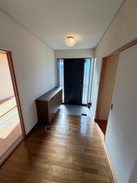 安中市郷原中古住宅の玄関|シューズボックス付きの玄関です。