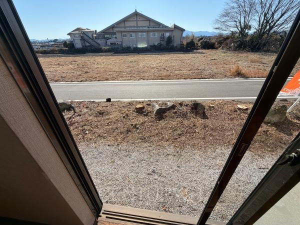 安中市郷原中古住宅の前面道路含む現地写真