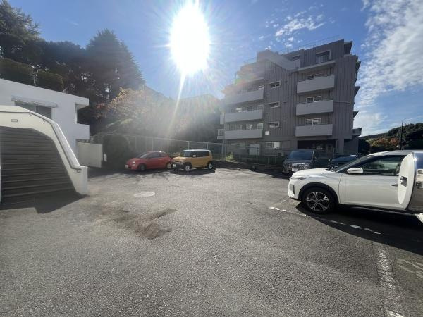 宮前平ロイヤルマンションの駐車場