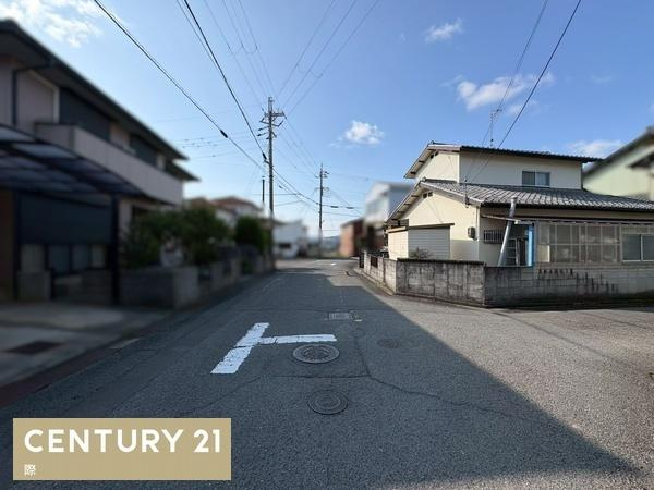 岩出市南大池　中古戸建の前面道路含む現地写真