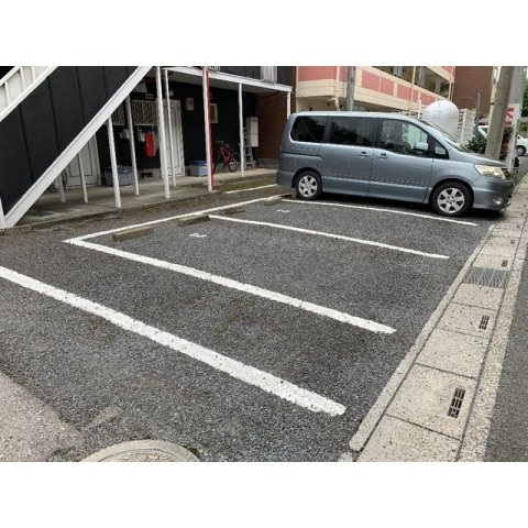 ファインハイツC棟の駐車場