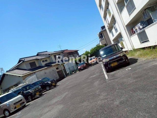 ハイツ高御堂F棟の駐車場