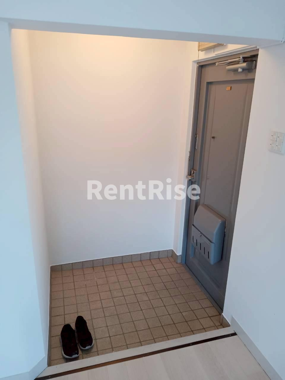 ハイツ高御堂F棟の玄関