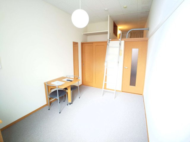 レオパレス登美丘の寝室|使いやすく機能的なお部屋