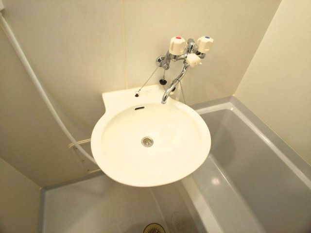 レオパレス登美丘の内装|鏡を備え　準備のしやすい洗面台