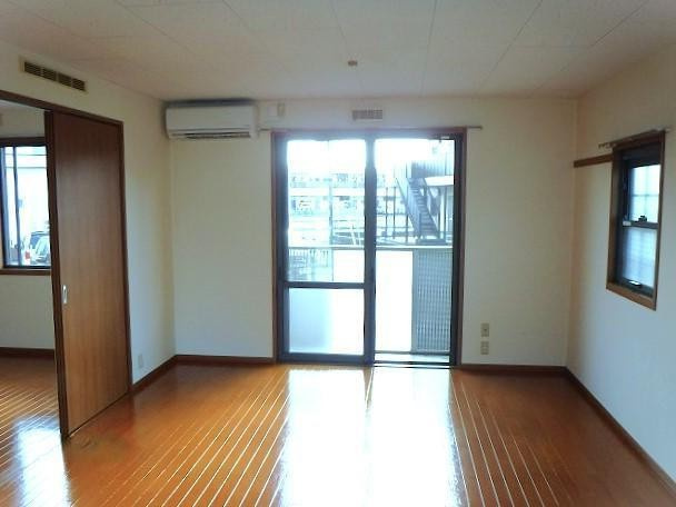 ソレイユ参番館の居間・リビング|こちらのリビングで趣味の時間をお楽しみください