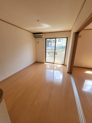 ビレッジ日蔭Nの居間・リビング