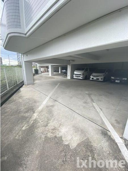 ロイヤル南茨木の駐車場