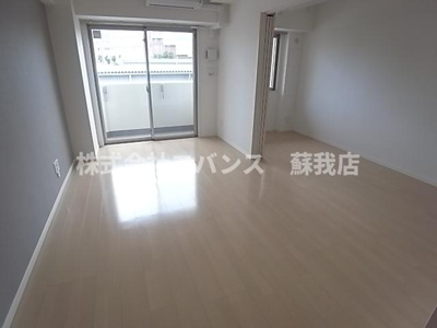 【居間・リビング】 | アーバンシャトー千葉 | こちらのリビングで趣味の時間をお楽しみください