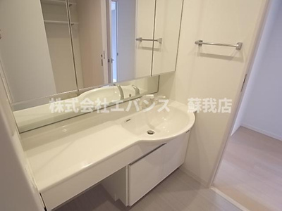 【独立洗面台】 | アーバンシャトー千葉 | 独立洗面台、小物を置くことができて便利です