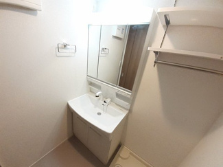 【洗面所】 | フローラーリアⅢ | 広い洗面スペース