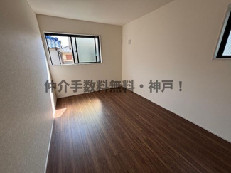 【洋室】 | 神戸市垂水区旭が丘3丁目　新築戸建　仲介手数料無料！ | 落ち着いた色調の洋室です
