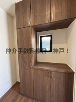 【玄関】 | 神戸市垂水区旭が丘3丁目　新築戸建　仲介手数料無料！ | きれいな玄関収納です
