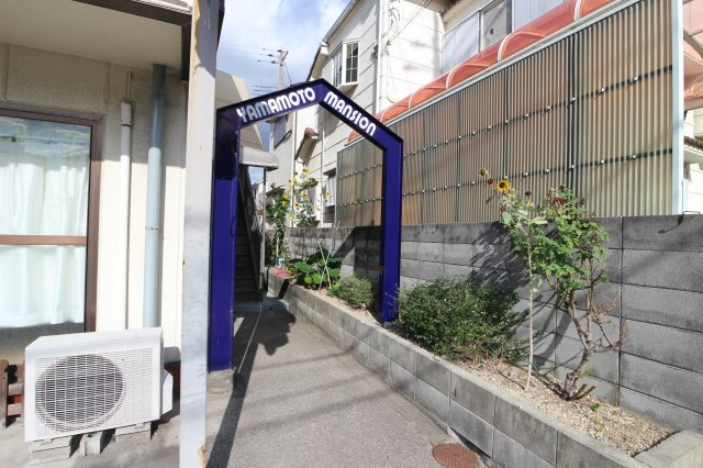 山本マンションのエントランス