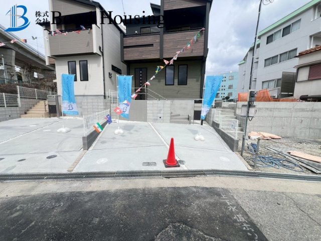 南向きバルコニー・お車2台駐車可　垂水区名谷町　全2棟　2号棟の前面道路含む現地写真