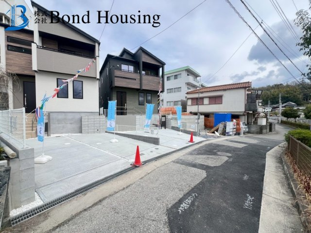 LDKは広々約19.5帖・収納豊富　垂水区名谷町　全2棟　1号棟の前面道路含む現地写真