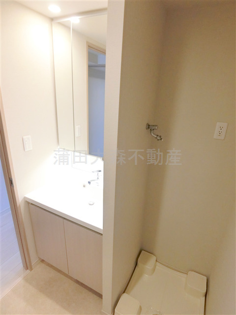 ドゥーエ西馬込の洗面所|収納付大きな鏡の独立洗面台　洗面脱衣所