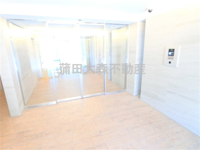 ドゥーエ西馬込のエントランス|防犯カメラTVモニター付オートロック宅配BOXメールBOX管理人室