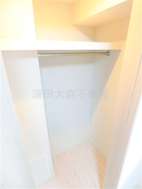 ドゥーエ西馬込の洋室|玄関横の洋室5帖　　ウォークインクローゼット