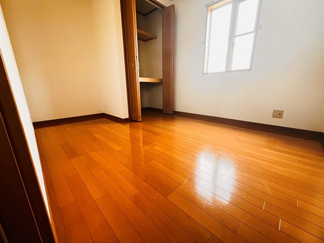 トゥインクルリトルスターの洋室|5帖の洋室です。