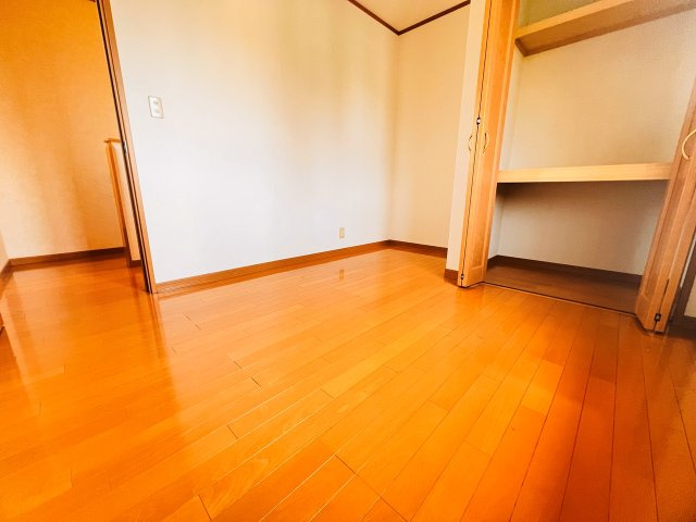 トゥインクルリトルスターの洋室|5帖の洋室です。