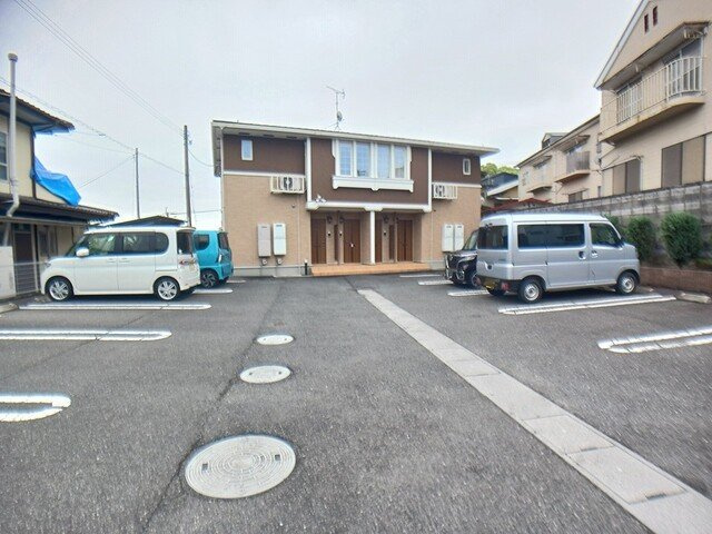 メゾン　フロージュⅡの駐車場