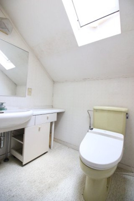 【トイレ】 | 車2台分の電動シャッターガレージ付／土浦市虫掛 | 2階のトイレは2帖の広いスペース　トップライトで明るく洗面カウンター付きです