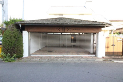 【駐車場】 | 土浦市虫掛 | オートシャッターのゆったり2台置けるガレージです