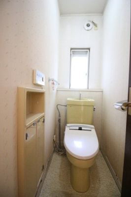 【トイレ】 | 車2台分の電動シャッターガレージ付／土浦市虫掛 | 温水洗浄便座付のトイレ　窓があり換気も可能です