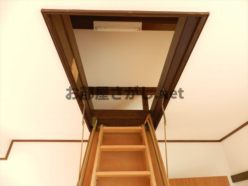 豊島区長崎４丁目のアパートの収納|階段を上っていきます