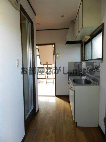 豊島区長崎４丁目のアパートの内装|玄関から台所と洋室をみた様子