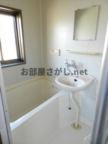 豊島区長崎４丁目のアパートの浴室|風呂トイレ別々。小窓もついて風通し良好清潔です。