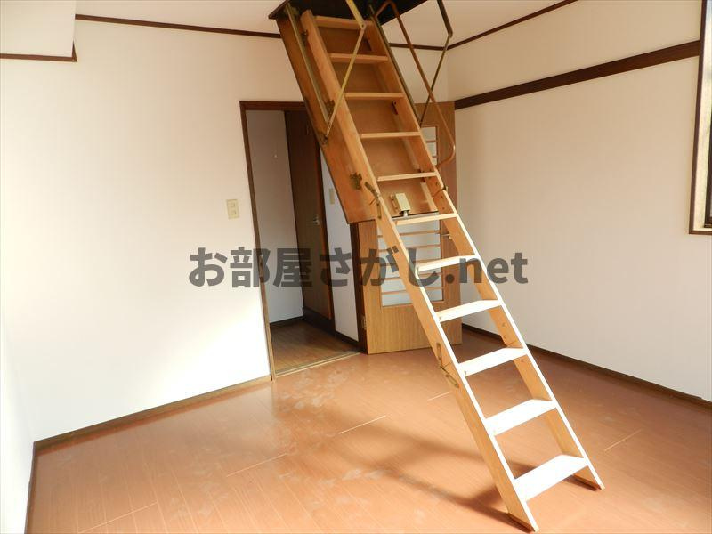 豊島区長崎４丁目のアパートの洋室|洋室天井にロフトの階段が収納されています