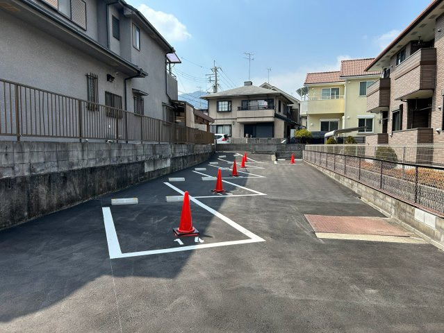ハイタウン御殿山東の駐車場|車をお持ちの方に嬉しい駐車場付きの物件です