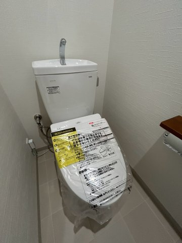 ハイタウン御殿山東のトイレ|※同建物の類似写真となります。落ち着いた色調のトイレです