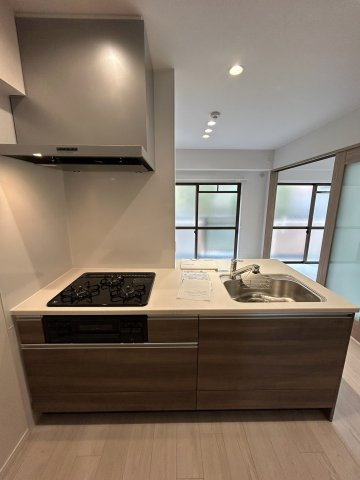 ハイタウン御殿山東のキッチン|※同建物の類似写真となります。コンパクトなキッチンで掃除もラクラク