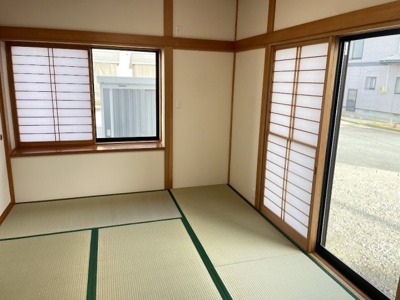 【和室】 | 南陽市三間通【中古住宅】 | 客間としてもお子様のプレイルームとしてもご活用頂けます。将来は寝室としても利用でき二階に上がらず生活導線を作ることができ大変重宝するスペース！