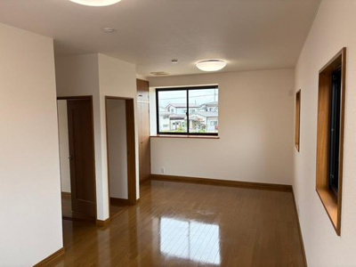 【寝室】 | 南陽市三間通【中古住宅】 | 大きいベットを置いてもスペースの取れる寝室です。質の良い睡眠で一日の疲れを癒す空間で気持ちの良い一日のスタートを切ることができます。