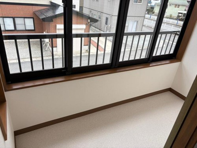 【その他】 | 南陽市三間通【中古住宅】 | 洗濯は外干ししたいけど、外の目やお天気が気になる方にはうれしい、屋根付きのバルコニーのための外からの視線も遮り、天気が悪くても雨には濡れにくいので、気にせずお出かけできます。