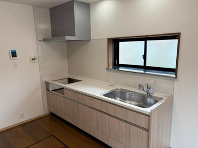 【キッチン】 | 南陽市三間通【中古住宅】 | 広々ワイドなキッチンは料理がしやすく快適です。対面キッチンのためお子様のご家族と顔を合わせながら家事をこなすことができますね。