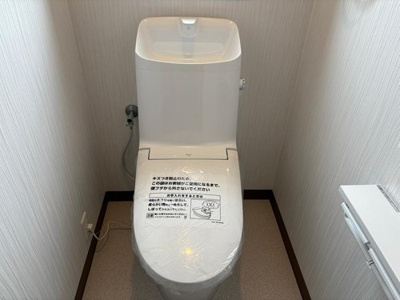 【トイレ】 | 南陽市三間通【中古住宅】 | 節水タイプのトイレは水道代の節約に繋がります。お掃除もしやすいのが特徴です。ウォシュレット機能搭載でリモコンもあるため操作しやすく使い勝手よし。